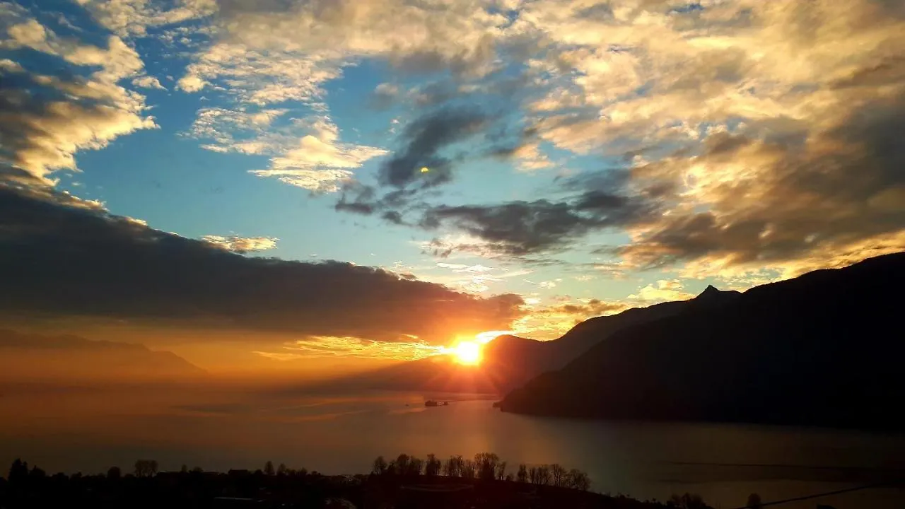 Sole & Lago-Lake Maccagno