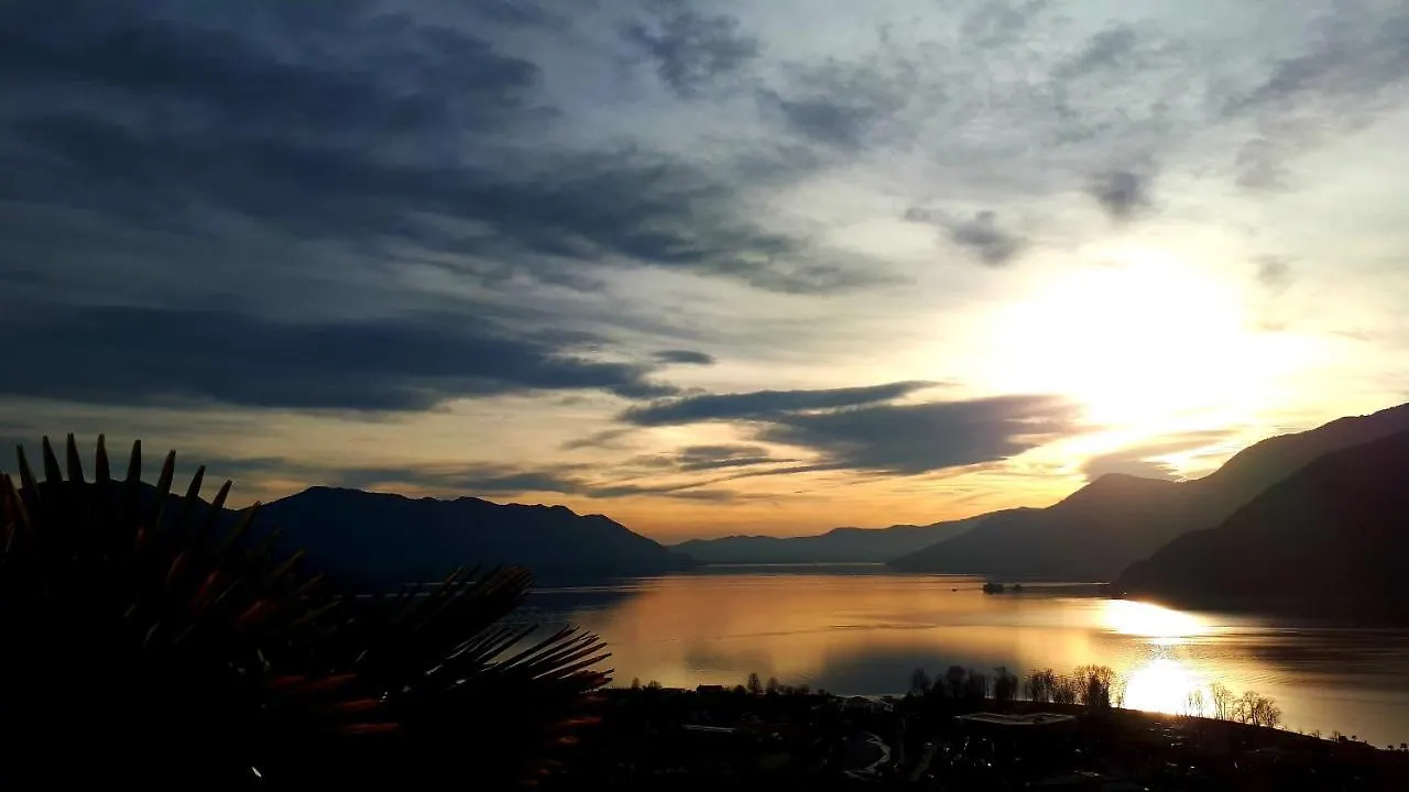 Sole & Lago-Lake Maccagno