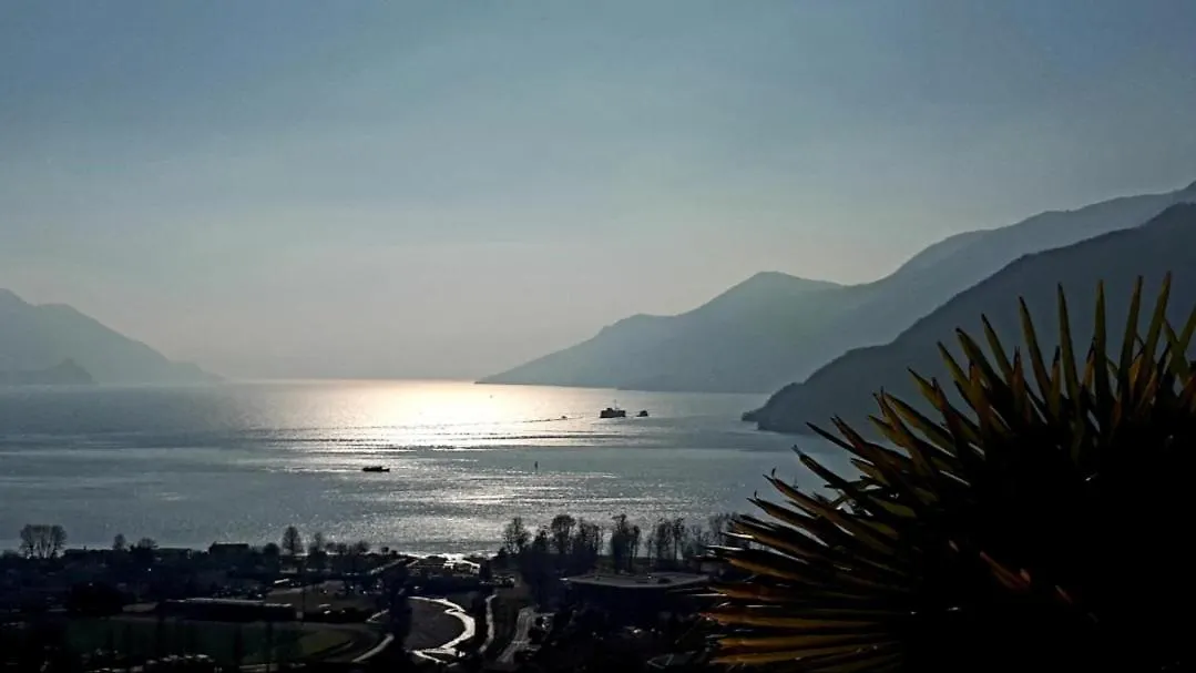 Sole & Lago-Lake Maccagno