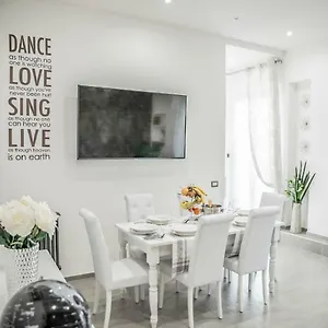https://new-moon-luxury-apartment.it-romehotels.com