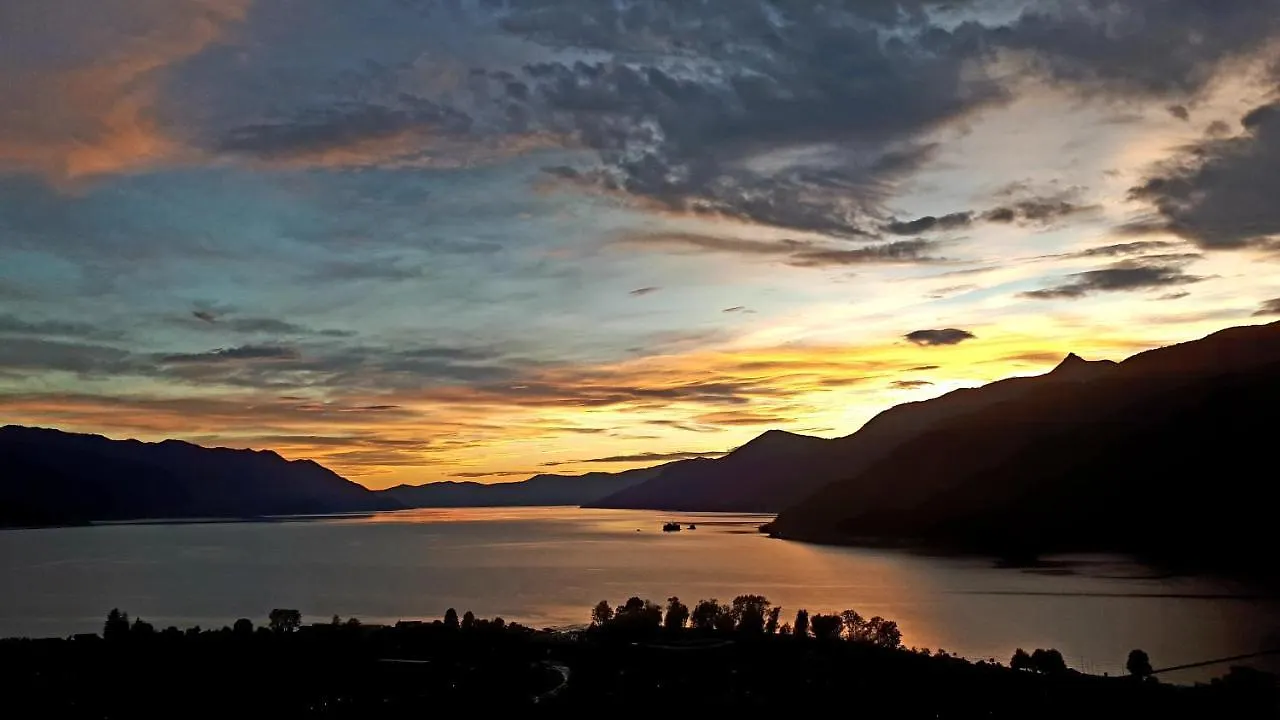Sole & Lago-Lake Maccagno