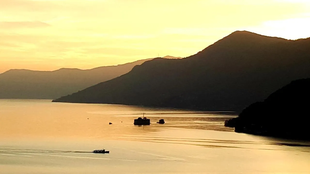 Sole & Lago-Lake Maccagno 0*,  Italien
