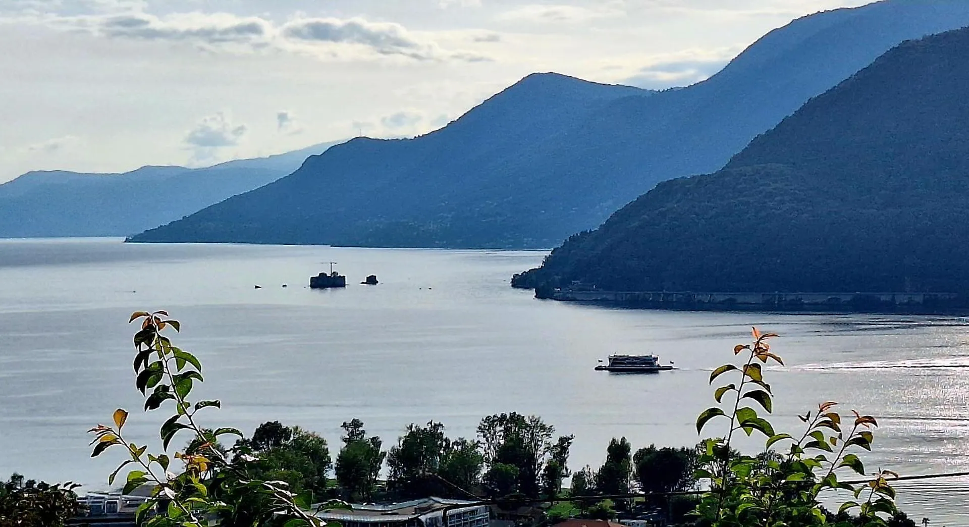 Sole & Lago-Lake Maccagno